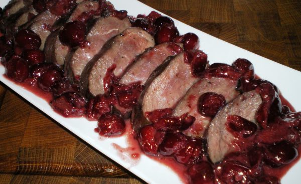 Magret de canard oignons rouges, cerises et safran